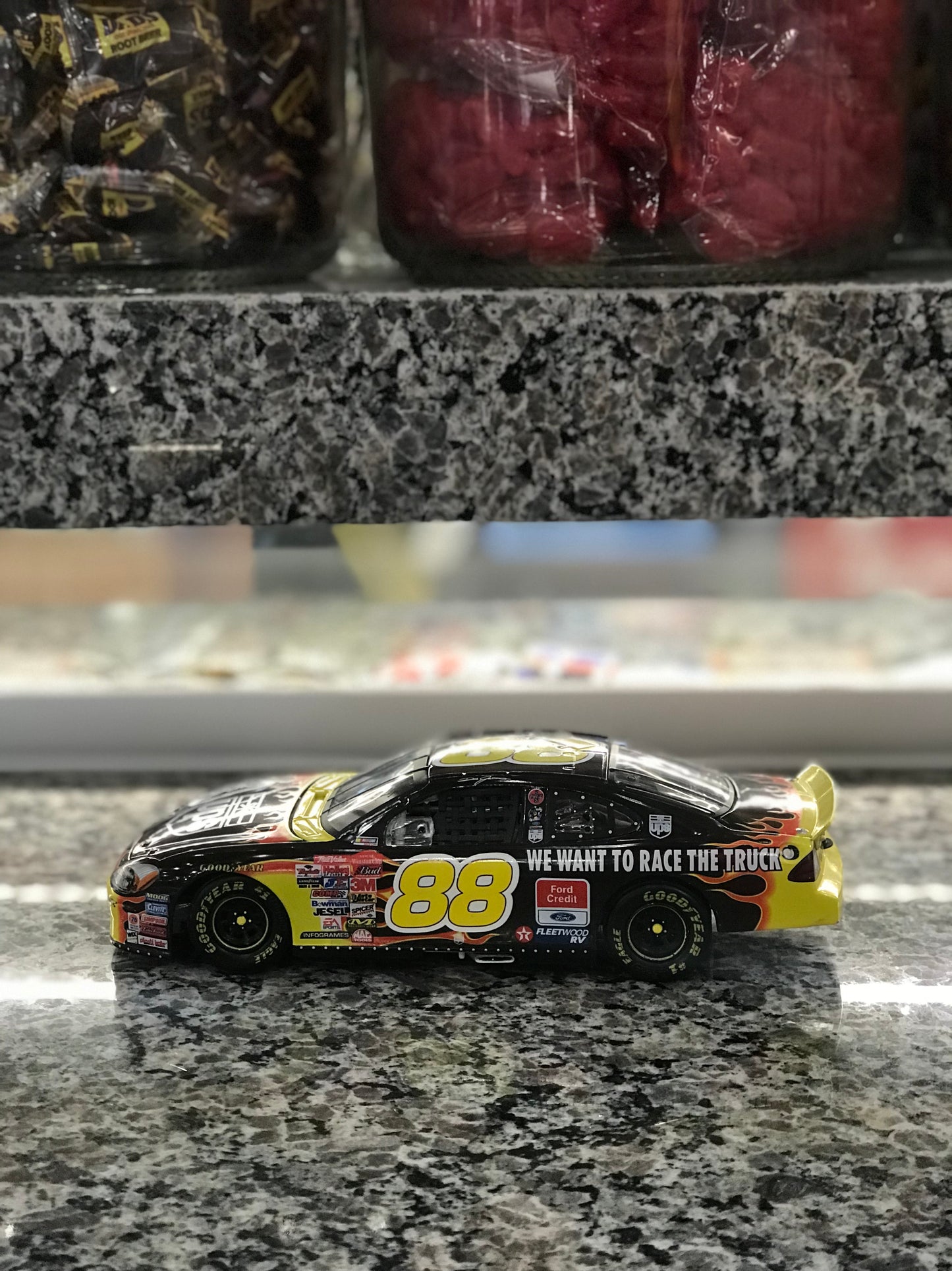 Nascar,UPS,Ford Taurus,Black/Yellow